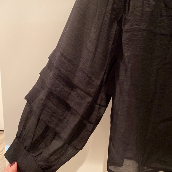 NWT woman’s Express top. Very sheer, size xL - Picture 2 of 4